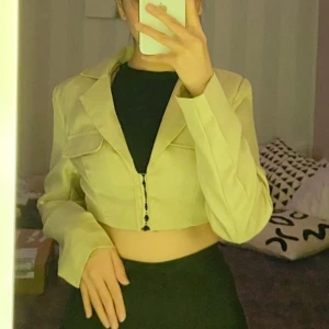 ASOS  - Kort kavaje i storlek 32 , jätte fint färge , har aldrig använt det för det för lite för mig, 