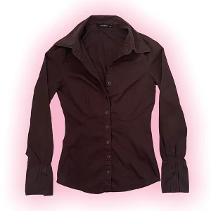 Figursydd vintage skjorta från vero moda - Snygg figursydd vintage topp från vero moda. Strl XS men passar S också. Köparen står för frakt. 💕