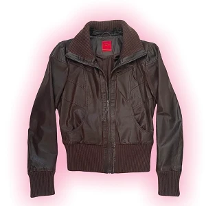 Vintage Läderjacka från vero moda - Snygg vintage äkta läderjacka från vero moda i mocha färg. Fint skick! Lånad sista bild. Köparen står för frakt. ❤️