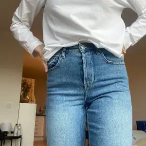 Jeans från Urban outfitters som knappt är använda med slitningar nertill🤎 Jag är 180 cm lång!