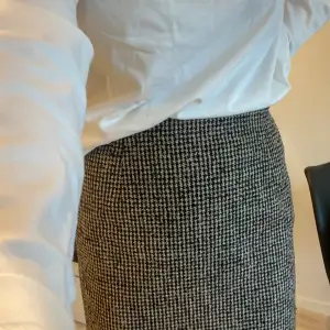 Supergullig rutig kjol från HM som aldrig är använd 🖤🤎Kjolen är liten i storlek och passar 36/38