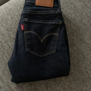 Levis jeans  - Hej jag säljer Levis jeans på grund av fel storleken storlek är 24 dem är nya har inte använt dem alls 