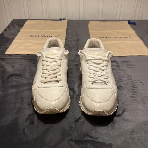 Runaway louis vuitton - sneakers - vit - ⚡️Säljer louis vuitton sneakers. Nypris 9000kr. Skick 7/10. Byten intressant. Likadana som inlägget innan fast bättre skick. Små påsar ink en stor ingår. Kvitto saknas. Vi betalar frakt (59kr - spårbart). Priset prutbart.⚡️