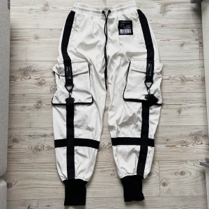 THE cargopants ⛓ - Coolaste vita cargobyxorna med svarta detaljer ⛓💀Byxorna har flera fickor, dragkedjor, detaljer osv. Använda endast en gång. 