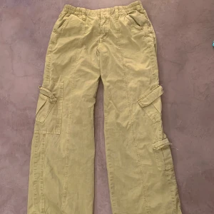 Y2k cargo - Snygga knappt använda cargos från Urban outfitters. Storlek M men passar mig som vanligtvis har S/XS. Lågmidjade och oversized. Limegrön färg. :)