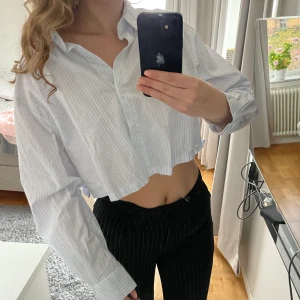 Ljusblå skjorta 💙 - Fin ljusblå skjorta i kortare modell. Knappt använd. Från H&M, storlek M men passar S 💙