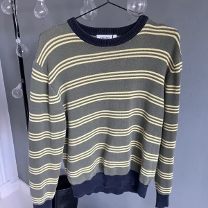 Stickad tröja - Grön och gulrandig stickad tröja från weekday🫶🏼 knappt använd. Köparen står för frakten💛