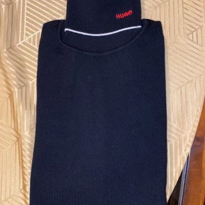 Hugo Boss polotröja strl S - Hej säljer min Hugo boss tröja som jag fick i present men ogillar den den sitter för tajt och är inte min stil den är endast testat och splitterny OBS NY PRIS 1300  Men om ni är intresserade så kan ni nå mig på 0729002639 hämtas k Trelleborg 