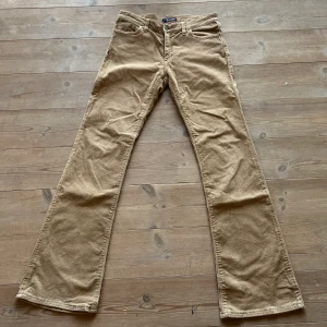 Manchester byxor - Beiga lågmidjade Manchester byxor från crocker som är utsvängda nertill! Mycket bra skick, köparen står för frakten💛