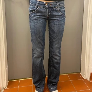 Lågmidjade jeans - Säljer dessa assnygga lågmidjade jeans från miss Sixty💞 Beninnerlängd: 77cm, benytterlängd: 100cm