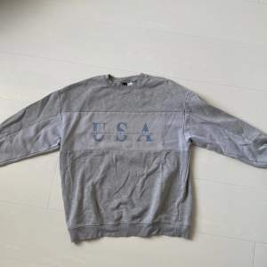 sweatshirt i vintage stil. storlek s från H&M. köparen står för frakten. 