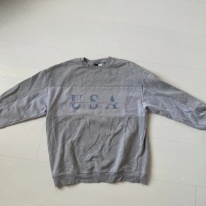 sweatshirt - sweatshirt i vintage stil. storlek s från H&M. köparen står för frakten. 
