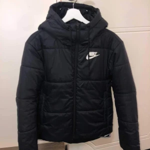 Nike - Nikejacka anvpnd fåtal gånger och ser ny ut, har den både i xs och m. De är köpta för 1200kr st. 