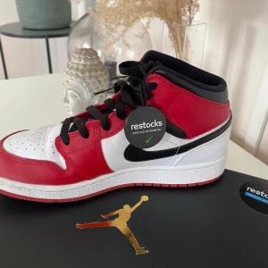 Air Jordan 1 Mid - Air Jordan 1 Mid Chicago ❤️🖤Storlek 38,5 UNISEX. Använd endast fåtal ggr och är som nyskick, säljer pga kommer ej till användning. Köpte från Restock för 2700:- säljer för 1500:- kan tänka mig gå ner i pris vid snabb affär. 