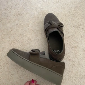 Slip on skor - Säljer mina slip on skor från Vox i mörkgrön-brun färg, då dem inte kommer till användning❣️ köparen står för frakten.