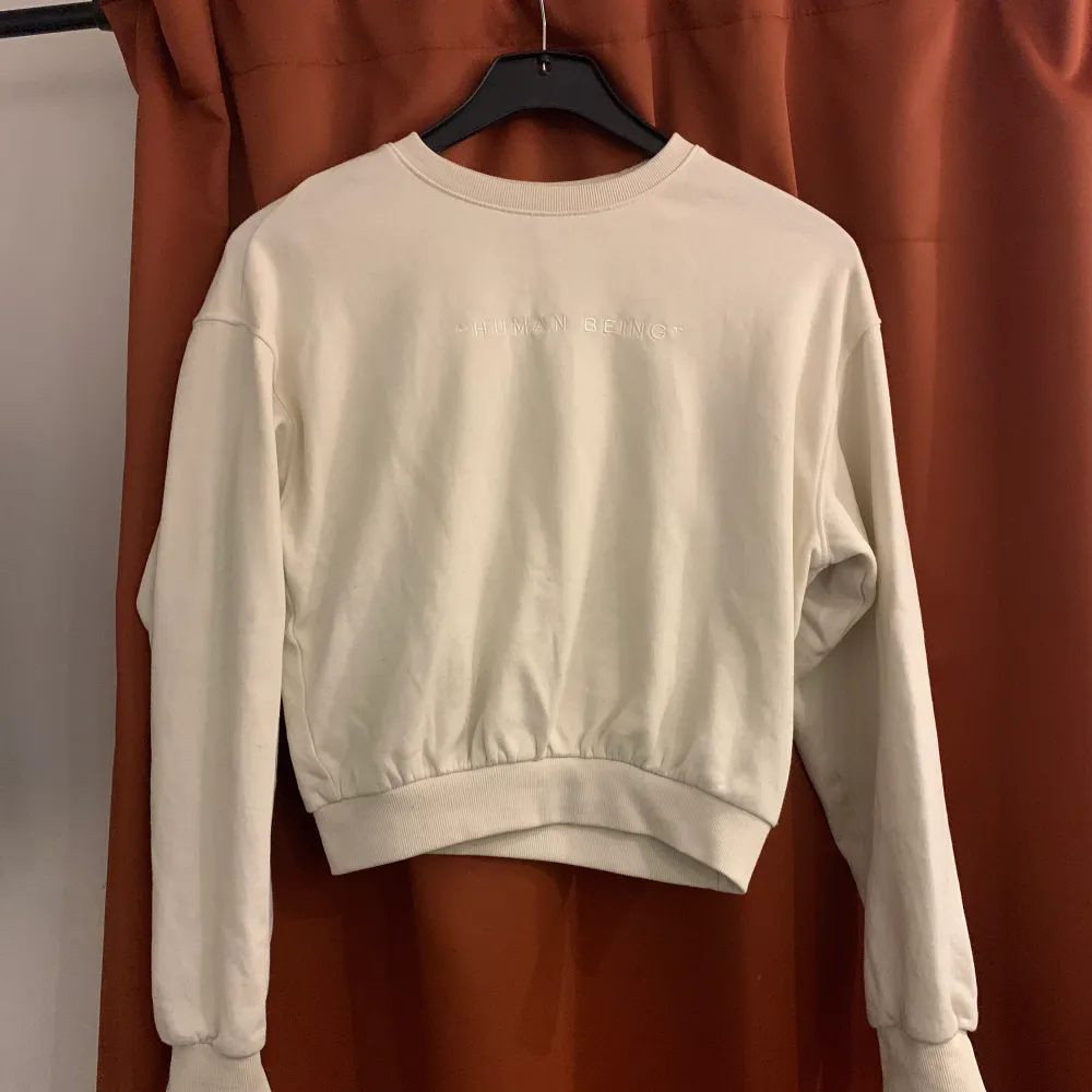 En tröja i färgen ”cream” typ köpt från hm för 149kr || Köparen står för frakt || Aldrig använt ||. Tröjor & Koftor.