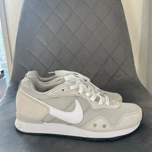 Nike skor - Oanvända skor. Rätt i storleken. Säljer pga att jag inte tyckte om de när de väl levererades till mig.