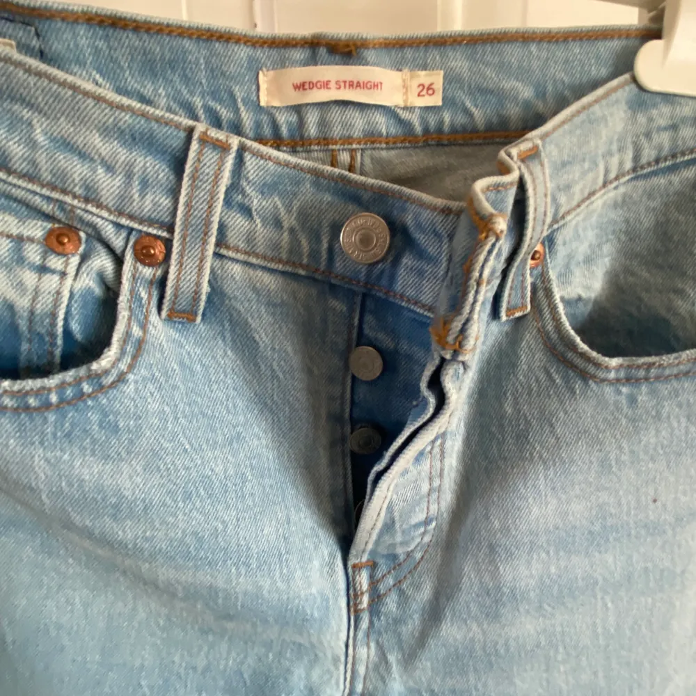Levi’s jeans i stl 26/26 dvs längden är ankle. Använd kanske en gång då de var lite för små för mig. Ingen direkt stretch i dom. Nypris 1099kr. Jeans & Byxor.