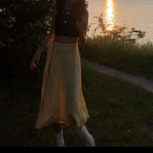 Kjol - Jättefin kjol från Monki! Resår i midjan. väldigt fint skick🌼🌼 