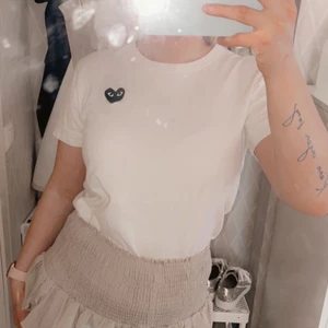T-shirt  - T-shirt från Play comme des garcons i storlek L men sitter mer som en liten M eller en s 