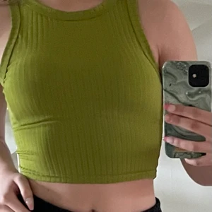 Grönt linne  - Super fint grönt linne nu till vår och sommar! Det har tyvärr inte kommit till användning särskilt mycket så säljer därför. (Andra bilden visar färgen bättre) Frakt är inräknat i priset. 