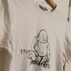 T-shirt från Clique med Buddha (M)  - Frakten är inkluderad i priset! 🐳 Gullig t-shirt från Clique med Buddha-tryck. Storlek M