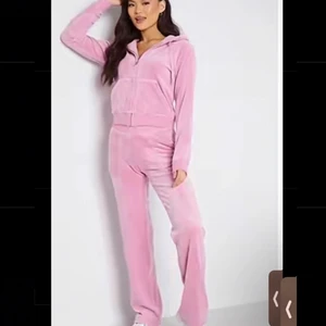 Juicy - Säljer eller byter nu mitt rosa trendiga juicy set!! Jättefint skick använd några gånger endast, dock är byxorna i xss och koftan är i s. Men båda passar mig perfekt tillsammans!! Hade kunnat byta iallafall byxorna mot någon annan färg, helst beige eller mörkblå och helst i xs men funkar med xss också! Annars så skulle jag kunna sälja bara byxorna!!! Köpta för 2100 på juicy couture sidan och hade kunnat sälja för bara 1400!❤️LÄGGER UT IGEN EFTERSOM HON ÅNGRADE SIG