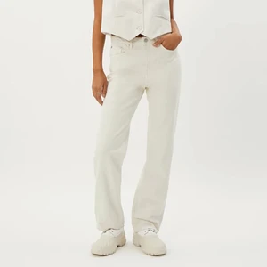 Voyage jeans från weekday med slitningar - Ett par vita voyage jeans i storlek 25/32 från weekday med egna klippta slitningar. Skicka meddelande om ni vill ha fler bilder. ❤️