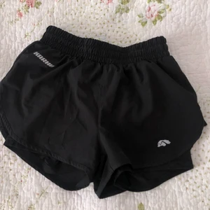 Shorts - Bild 1 är ett par tränings short som jag köpte på stadium outlet. Är använda rätt mycket men har inga defekter. Bild 2 är ett par sommarshorts som jag köpte på Hede, är också använda rätt mycket men har inga defekter.