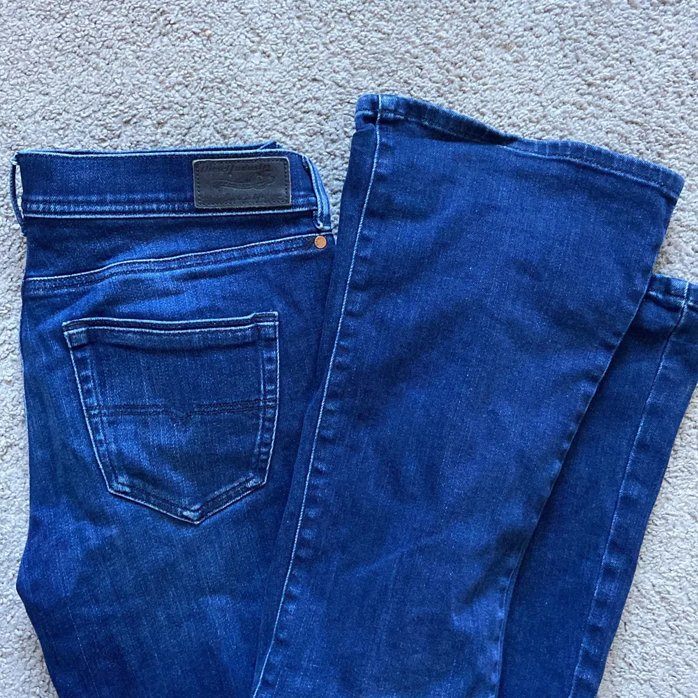 Slim-bootcut low waist jeans från Diesel! Väldigt sköna och stretchiga! Använt skick och lite slitna längst nere. Säljer då jag inte har plats i garderoben :(. Jeans & Byxor.