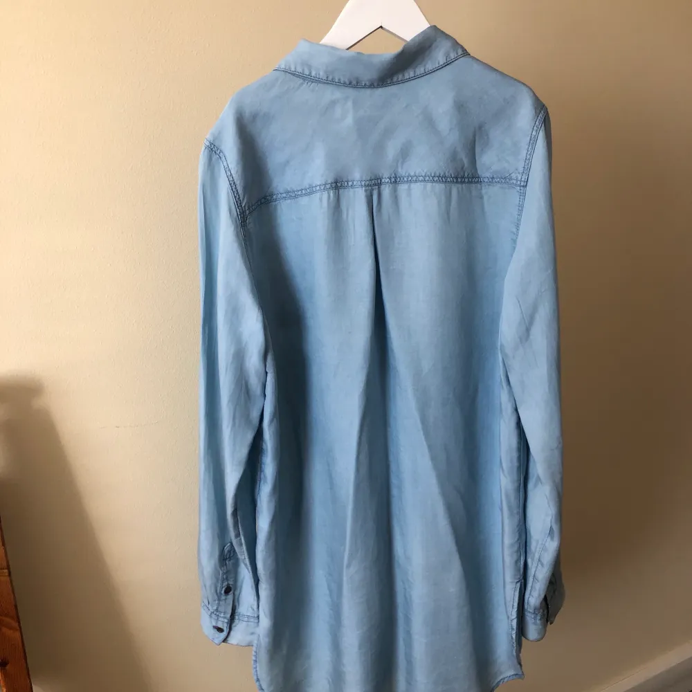 Superfin lång ljusblå skjorta från H&M. Inga som helst fel på den så nyskick! Har en liten ficka på framsidan och man kan knäppa upp den hela vägen. Frakt tillkommer. Skriv om du undrar något 💙💙. Skjortor.