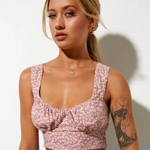 Lilablommig Crop top - Jättefin crop top från Motel Rocks. Ett perfekt plagg till sommmaren som passar utmärkt att använda både till vardags samt till fest. Säljer eftersom storleken tyvärr inte passar mig. Endast testad och prislappen sitter kvar. Ursprungspris: 315