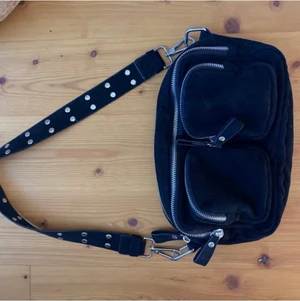 LÄGGER UT IGEN!!!! - Lägger ut igen pga oseriös köpare. En trendig väska från Gina-Tricot i väldigt fint skick, om man bortser från två knappar som lossnat. Men som inte alls syns. (se på bild tre). Väskan vad väldigt många och bra fickor. Notera att frakt tillkommer. BUDA GÄRNA.🌷