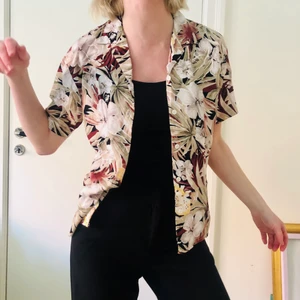 Blommig vintage hawaiiskjorta strl S - Blommig cool vintage hawaiiskjorta i strl S.