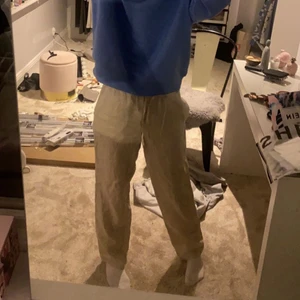 Linnebyxor - Trendiga och snygga linnebyxor köpta ifrån hm. Dem är köpta för nån månad sen men är endast provade och har prislapp kvar💕helt slutsålda i strl Xs på deras hemsida. 