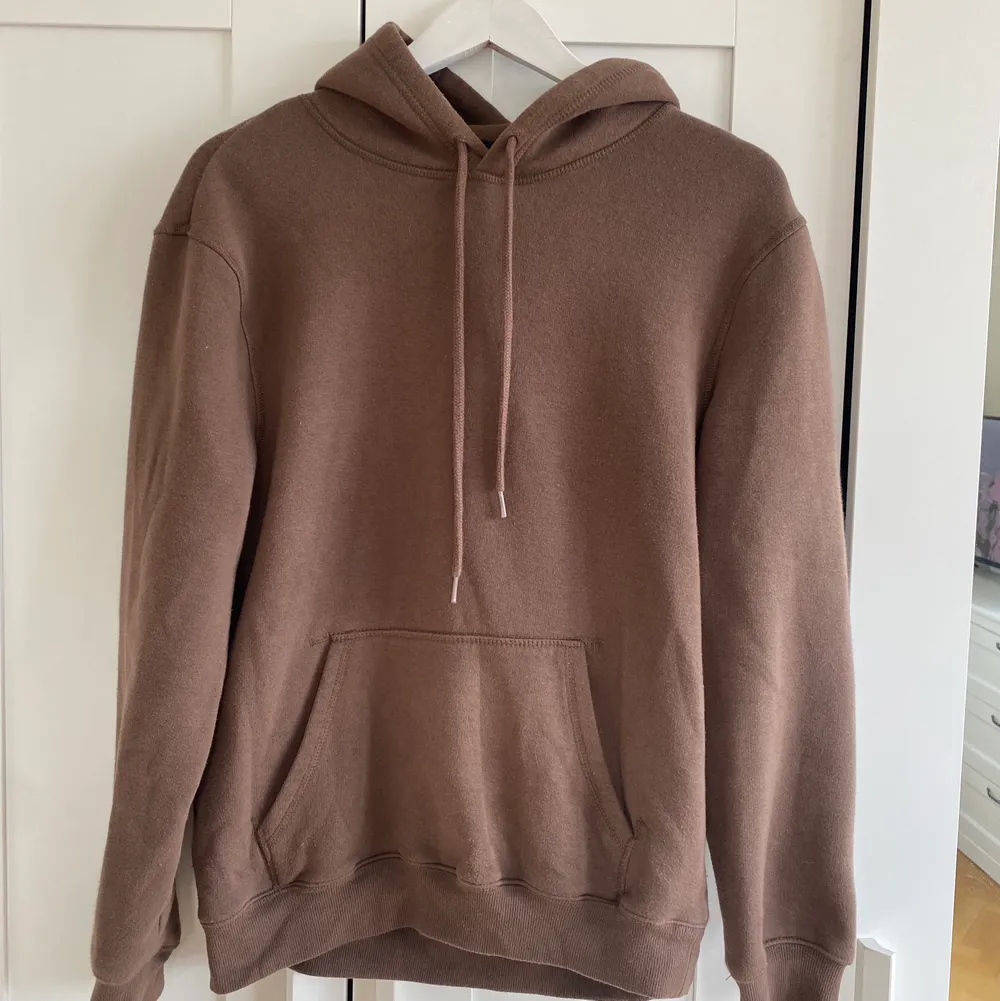 Säljer denna fina bruna hoodie för att den knappt kommer till användning. Hoodies.