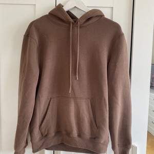 Säljer denna fina bruna hoodie för att den knappt kommer till användning