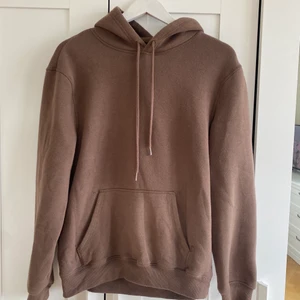Hoodie - Säljer denna fina bruna hoodie för att den knappt kommer till användning
