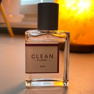 Clean Skin parfym edp - Säljer en fräsch och jättegod parfym från Clean! Lite använd (se bilder), men absolut inte mycket. Har alltid förvarats i sin originalförpackning i en byrålåda, så inte utsatt för något slitage. Originalförpackningen medföljer om man vill. Säljer då jag har för många parfymer och den passar inte riktigt mig. Köptes för 500 kr och säljer för 200. Priset går att diskutera! Betalning via Swish eller Paypal, kan mötas upp i Stockholmsområdet! 🌸