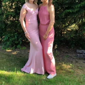 Balklänning - Säljer min fina balklänning, endast använd en gång! Från samsoe samsoe. Jättebra skick. Jag har storlek S och är 176cm lång💕💕