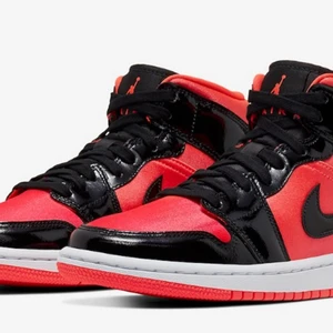 Jordan 1 hot punch - Hej! Jag vill sälja mina jordans då jag knappt använder dom. Dom är ganska nya och ÄKTA. Bara använt dom få antal gånger. Dom är strl 36,5 men kan passa dom som har strl 37