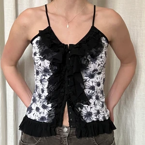 y2k blommig topp - storlek: S. möts upp i stockholm eller fraktar. toppen finns kvar🖤