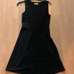 Hej, säljer en svart klänning köpt från Zalando för 500kr säljs för 100kr använd 1 gång i ny skick storlek m men skulle säga att de är s/m 