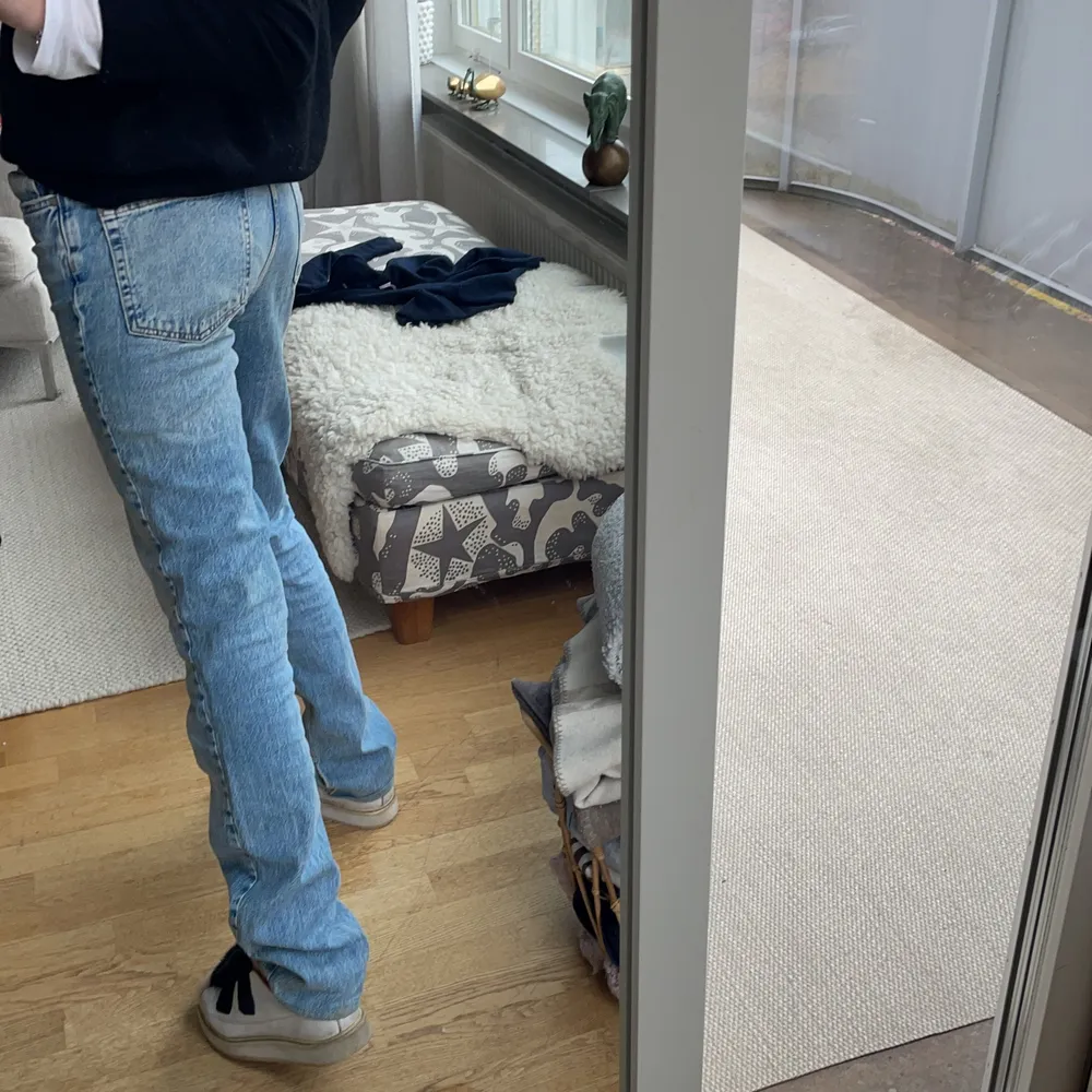 Säljer de här fina jeansen från zara. Köp för 250💓💓 storlek 36. Jeans & Byxor.