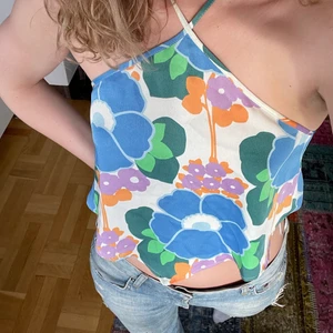 Zara topp - Jättefin zaratopp som är helt oanvänd. Lappen finns kvar. Köpte den förra sommaren men har inte riktigt kommit till användning. Nypris är 259kr men säljer den för 100kr. Köpare står för frakt💗💗