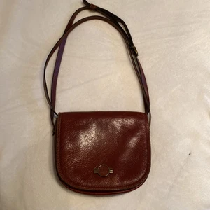 Läder väska  - Liten läderväska i använt skick. Med måtten bredd:18cm längd:15.