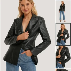 Kavaj i fake-läder från NA-KD - Skitsnygg blazer / kavaj från NA-KD i storlek 36 (passar 34-38)🌟 Slutsåld på hemsidan! Materialet är PU (läder-imitation). Perfekt skick! Säljer då jag helt enkelt har för mkt kläder🙈