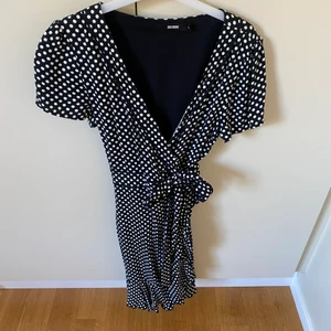 Omlottklänning - Söt omlottklänning från Bikbok som inte kommer till användning längre🥺 perfekt till sommaren 