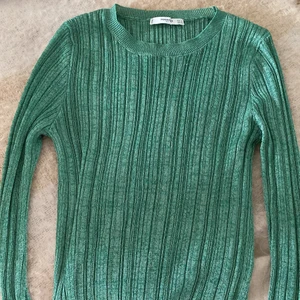 Tröja  - En fin tajt tröja från mango 