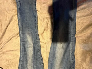 Lågmidjade bootcut jeans  - Ett par jättefina jeans som är använda ett litet hål på baksidan finns och därför priset. Märke står tyvärr inte. Som alltid kan priset diskuteras . Jag kan mötas i söder annars står köparen för frakten!💕storlek står inte heller men tror d är typ 27.
